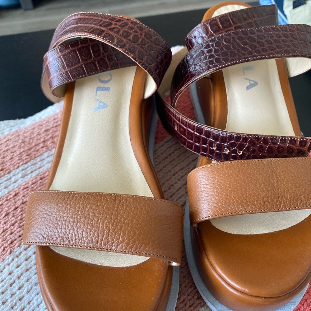 Brown Textured Women's Sandals New with dust bag